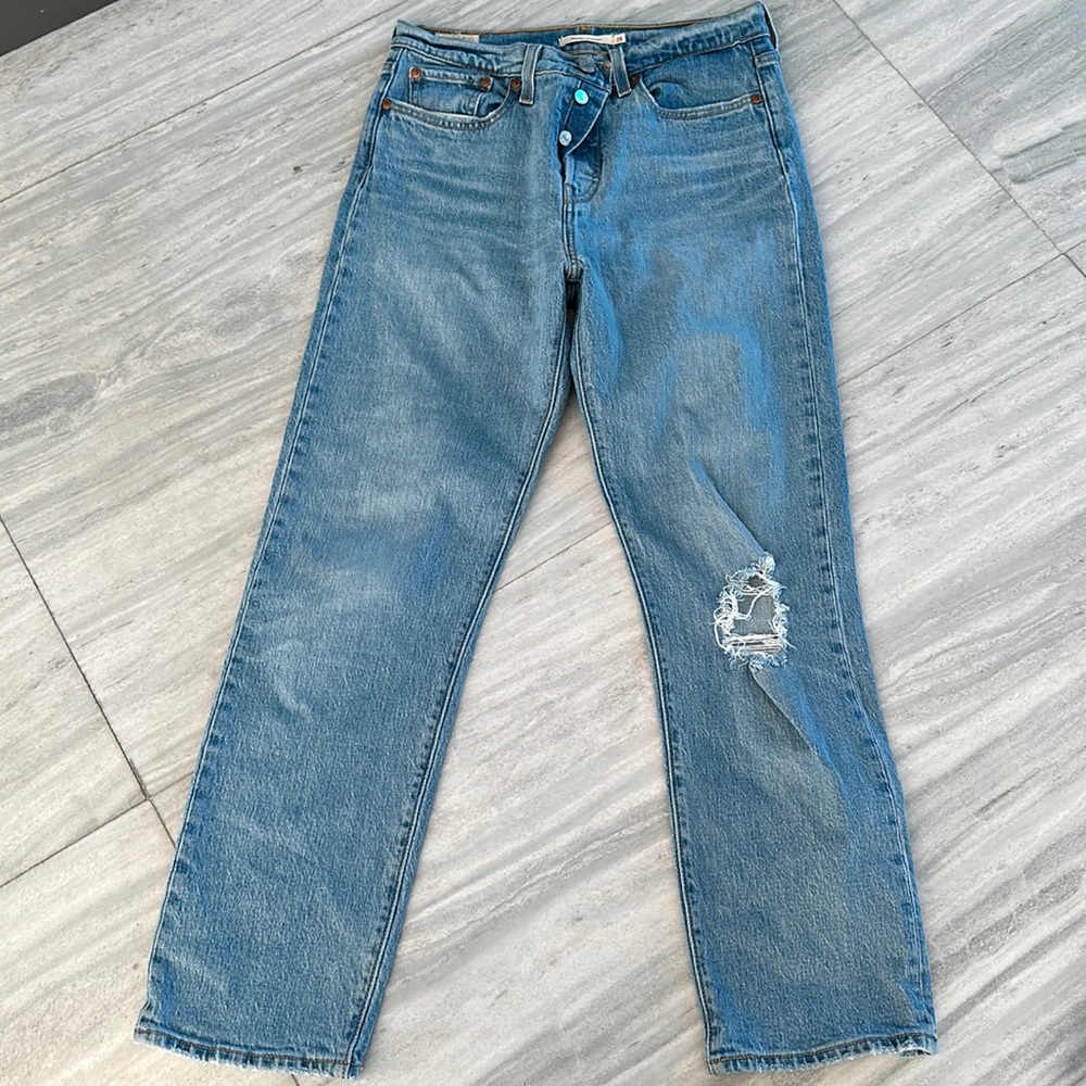 levi’s wedgie straight size 28 jeans with whole in knee. w28 l28